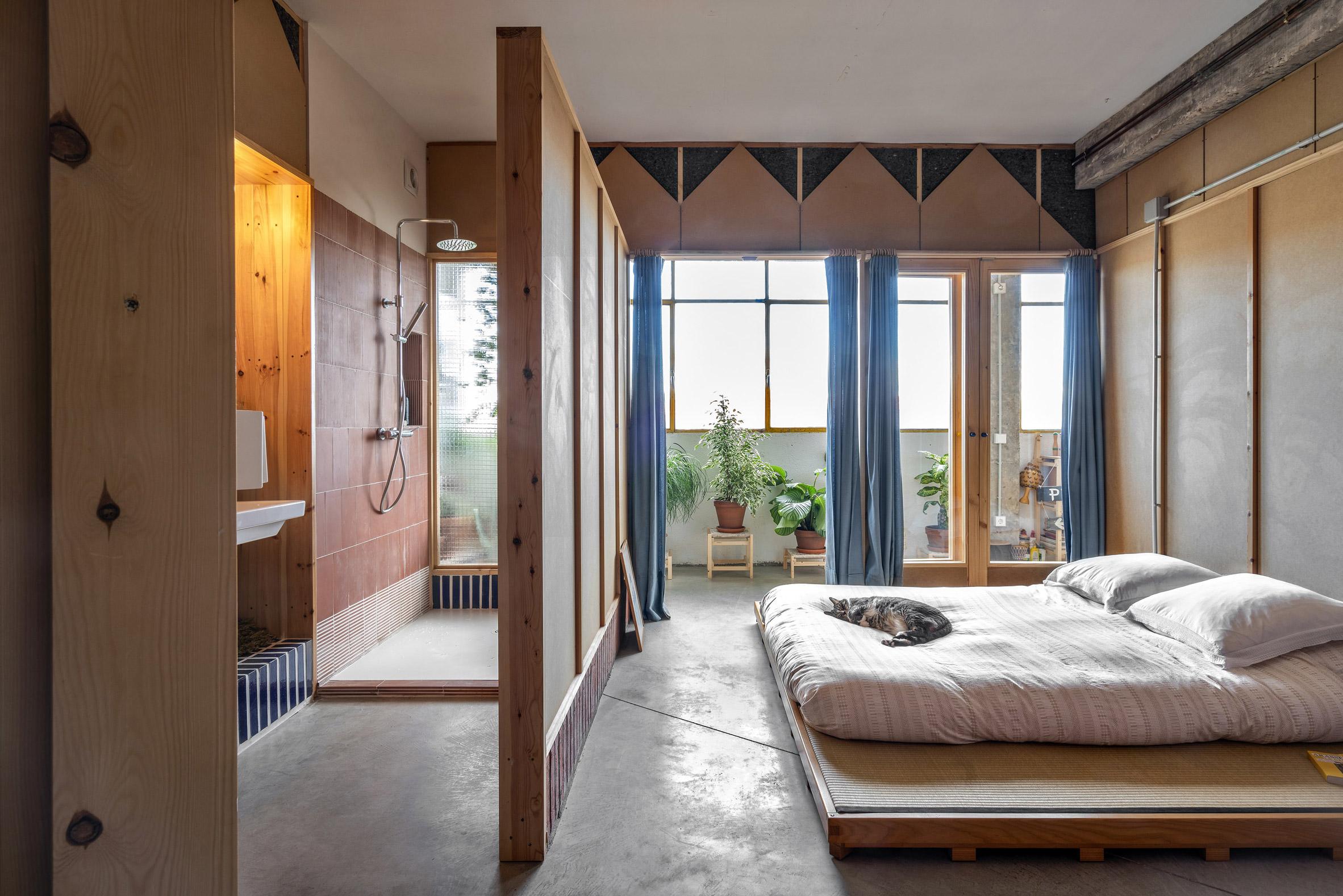 "Hô biến" xưởng công nghiệp cũ thành căn hộ cá tính với nét đẹp thô mộc