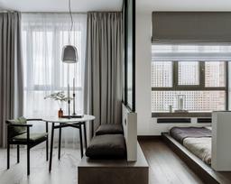 Căn hộ 35m² sử dụng hầu hết vách ngăn cửa trượt kính mờ để phân vùng không gian hiệu quả