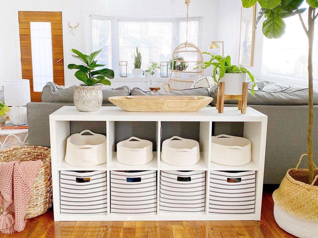 5 ý tưởng thông minh để tận dụng khu vực sau ghế sofa gọn gàng và đẹp mắt