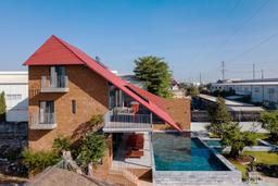 Ngôi nhà gấp mái xây bằng đá ong, tiện nghi cao cấp nào cũng có ở Sài Gòn