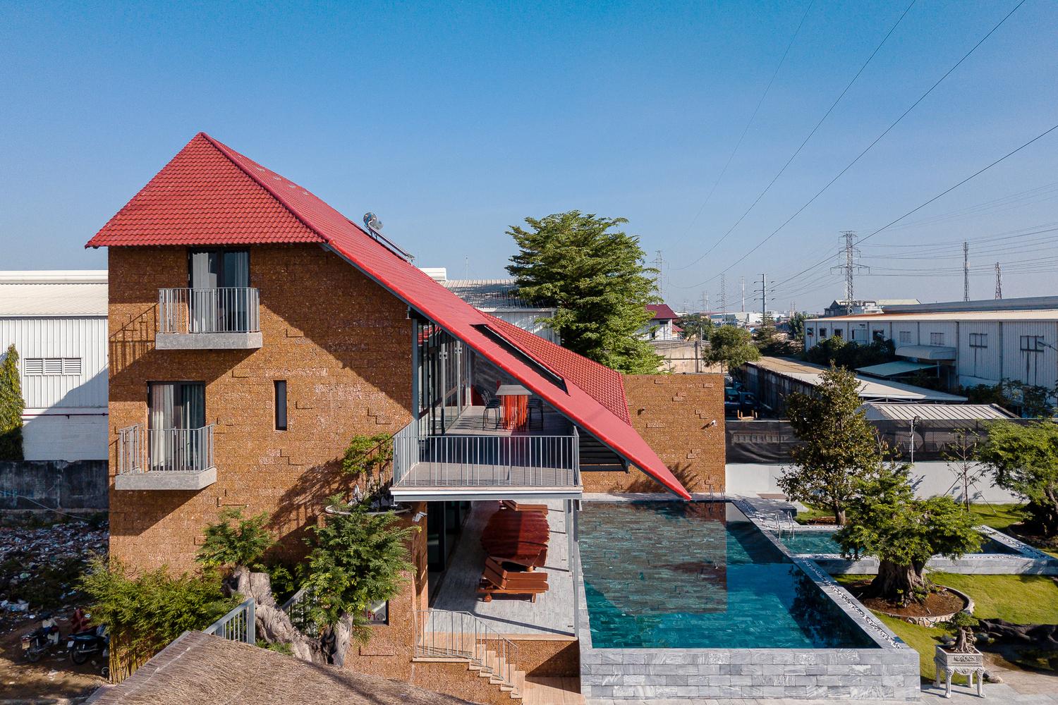 Ngôi nhà gấp mái xây bằng đá ong, tiện nghi cao cấp nào cũng có ở Sài Gòn