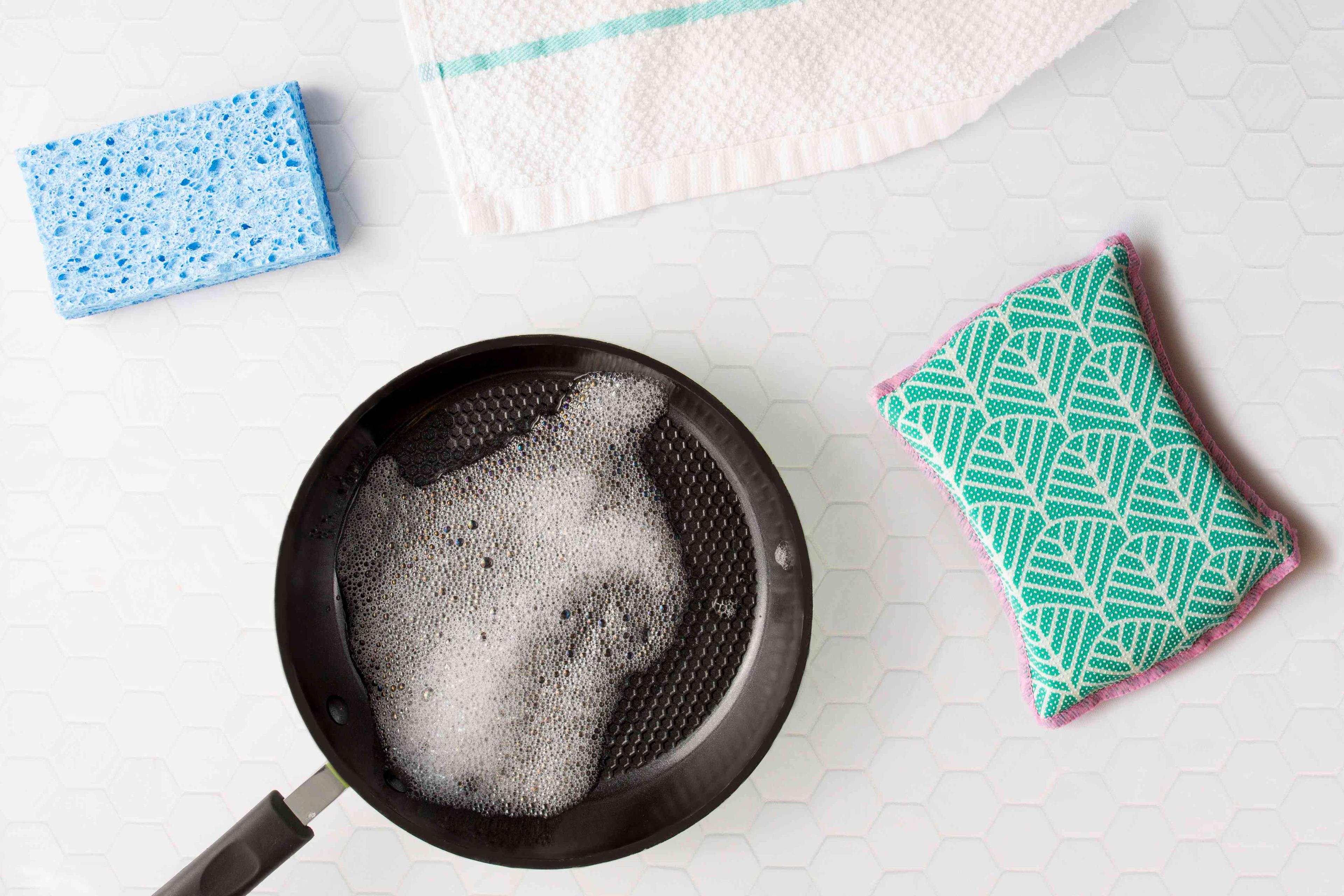 Hướng dẫn cách vệ sinh xoong nồi chống dính an toàn và bền đẹp