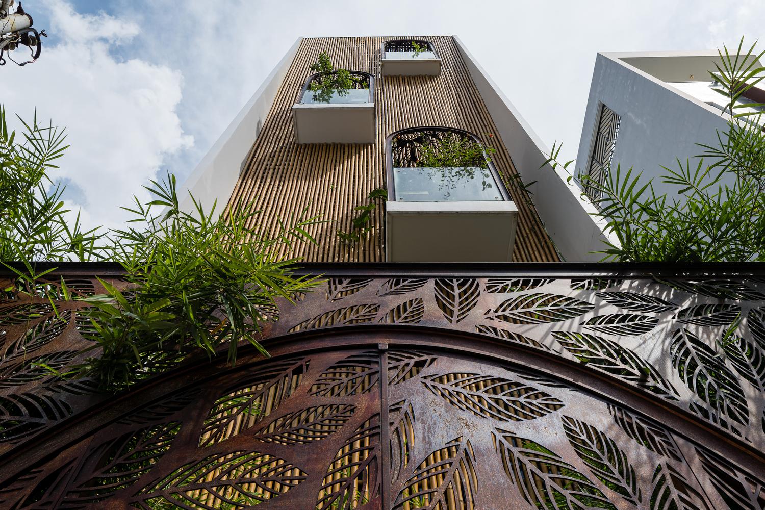 Floating Nest: Ngôi nhà mặt tiền tre với họa tiết lá in trên thép ở Sài Gòn