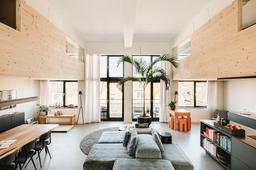 Căn hộ thông tầng ốp gỗ sáng màu năng động, đúng gu giới trẻ hiện đại