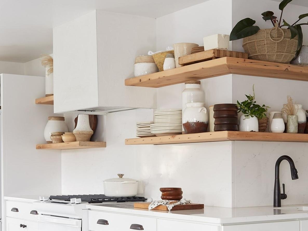9 ý tưởng thiết kế kệ phòng bếp nhỏ sáng tạo, gọn xinh, bắt mắt