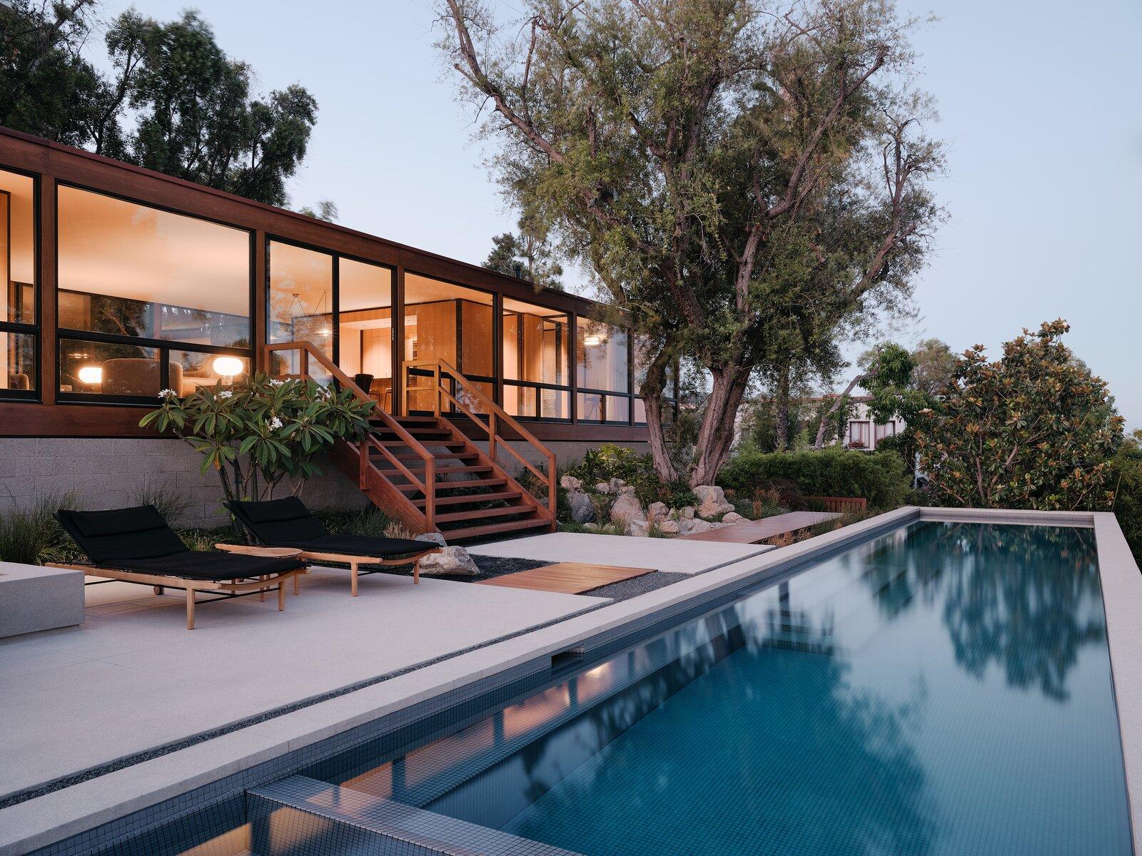 Ngôi nhà gỗ sở hữu hồ cá Koi và bể bơi ngoài trời ấn tượng