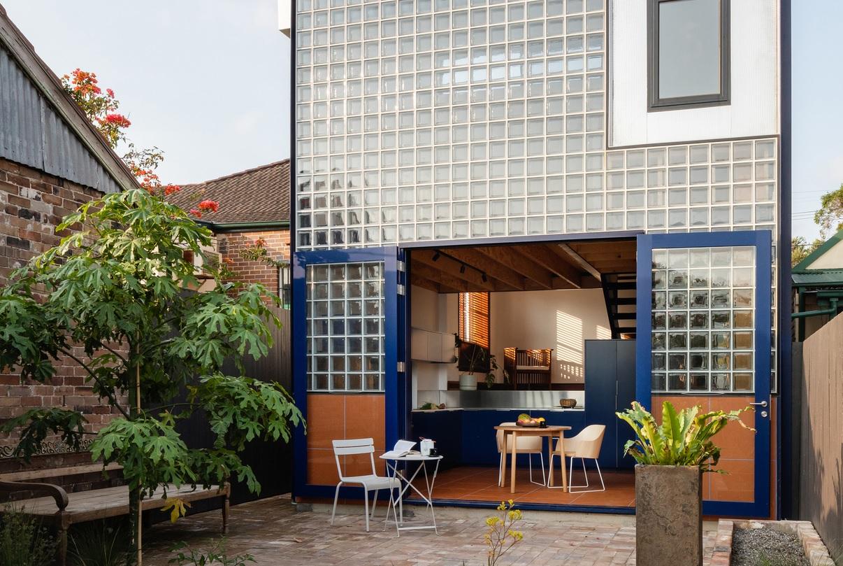 Ngôi nhà có bức tường kính và thư viện tại gia ấn tượng của giáo sư về hưu