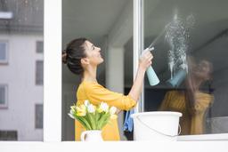 3 lỗi nhỏ khiến lau cửa kính mãi vẫn không sạch