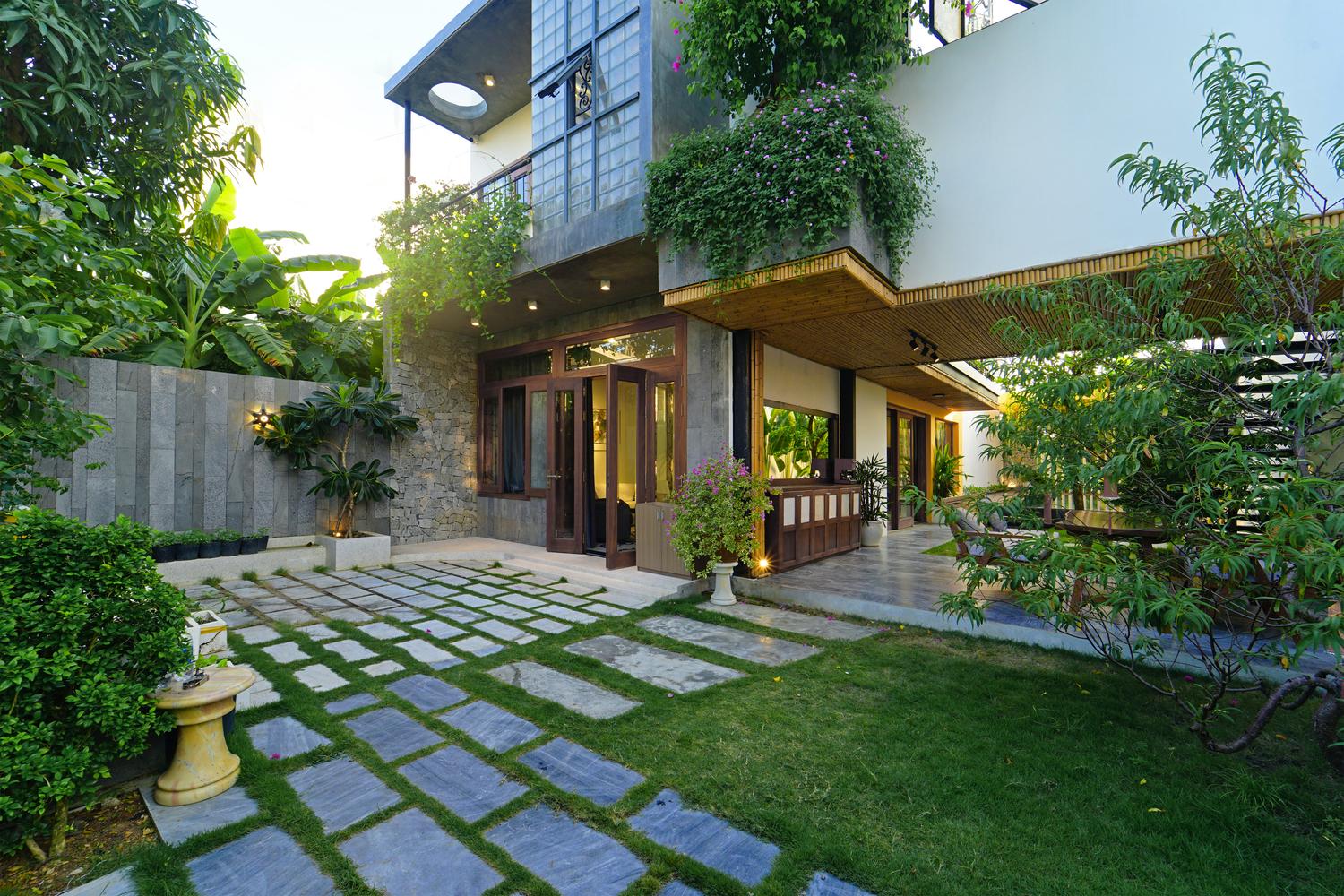 Hoa’ House: Nhà phố Đà Nẵng với bể bơi mát rượi cùng cầu thang sắc xanh bạc hà làm điểm nhấn