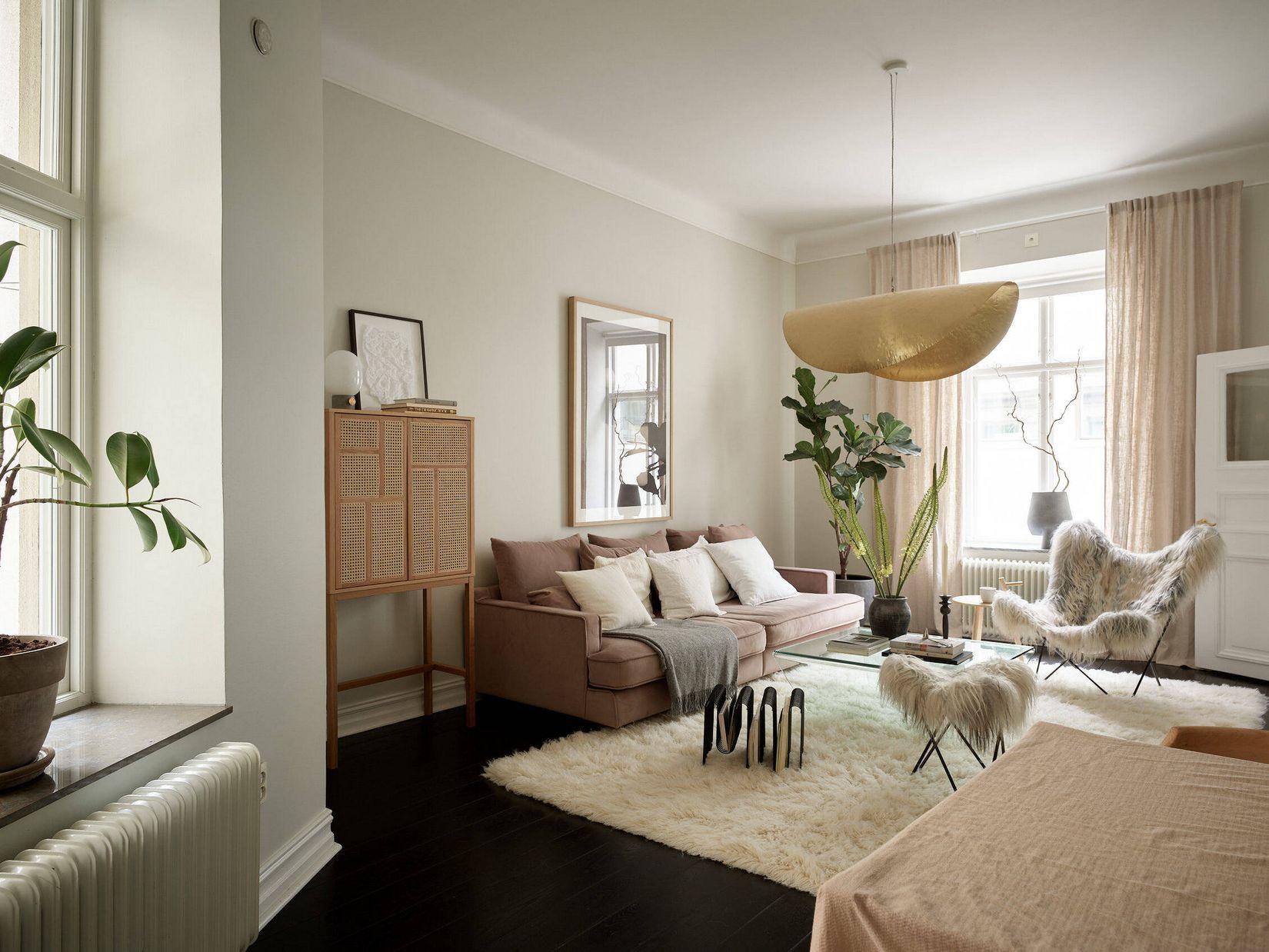 Căn hộ 2 phòng ngủ dùng màu trắng chủ đạo nhưng sang trọng, ấm áp miễn bàn