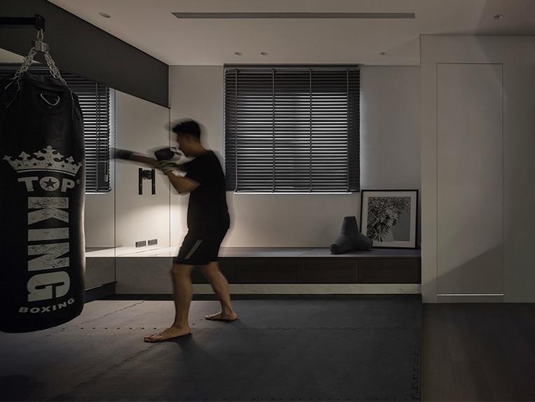 Căn hộ màu xám - đen mạnh mẽ, nam tính của chàng độc thân đam mê quyền Anh