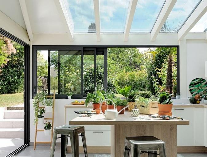 Vách ngăn kính, ý tưởng sáng tạo cho bếp nhỏ thêm hiện đại, thoáng sáng