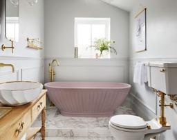Cải tạo phòng tắm từ sắc xám lạnh lẽo trở nên điệu đà với màu hồng và gỗ ấm