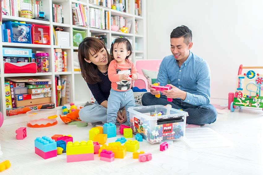 Căn hộ của gia đình có con nhỏ, trắng chủ đạo, nhiều đồ vẫn gọn gàng, ấm cúng nhờ hệ kệ âm tường