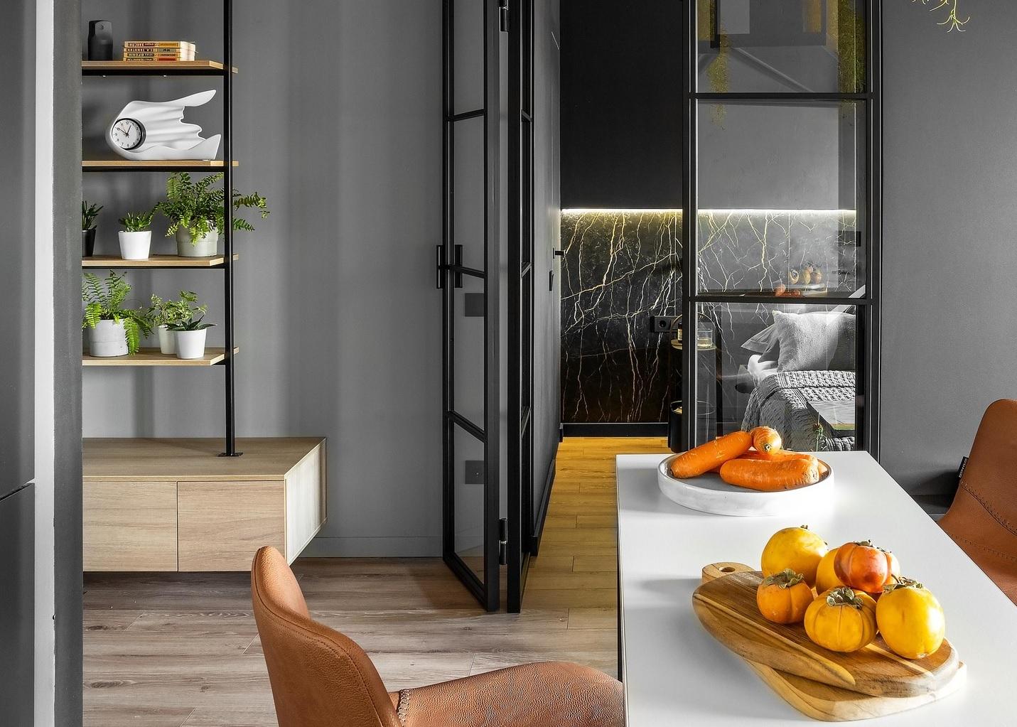 Căn hộ 42m² đen - xám của chàng độc thân chứng minh màu lạnh vẫn thu hút khó cưỡng