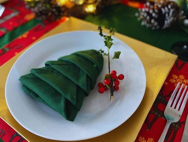 10 ý tưởng gấp khăn ăn sáng tạo để trang trí bàn tiệc đêm Giáng sinh đẹp