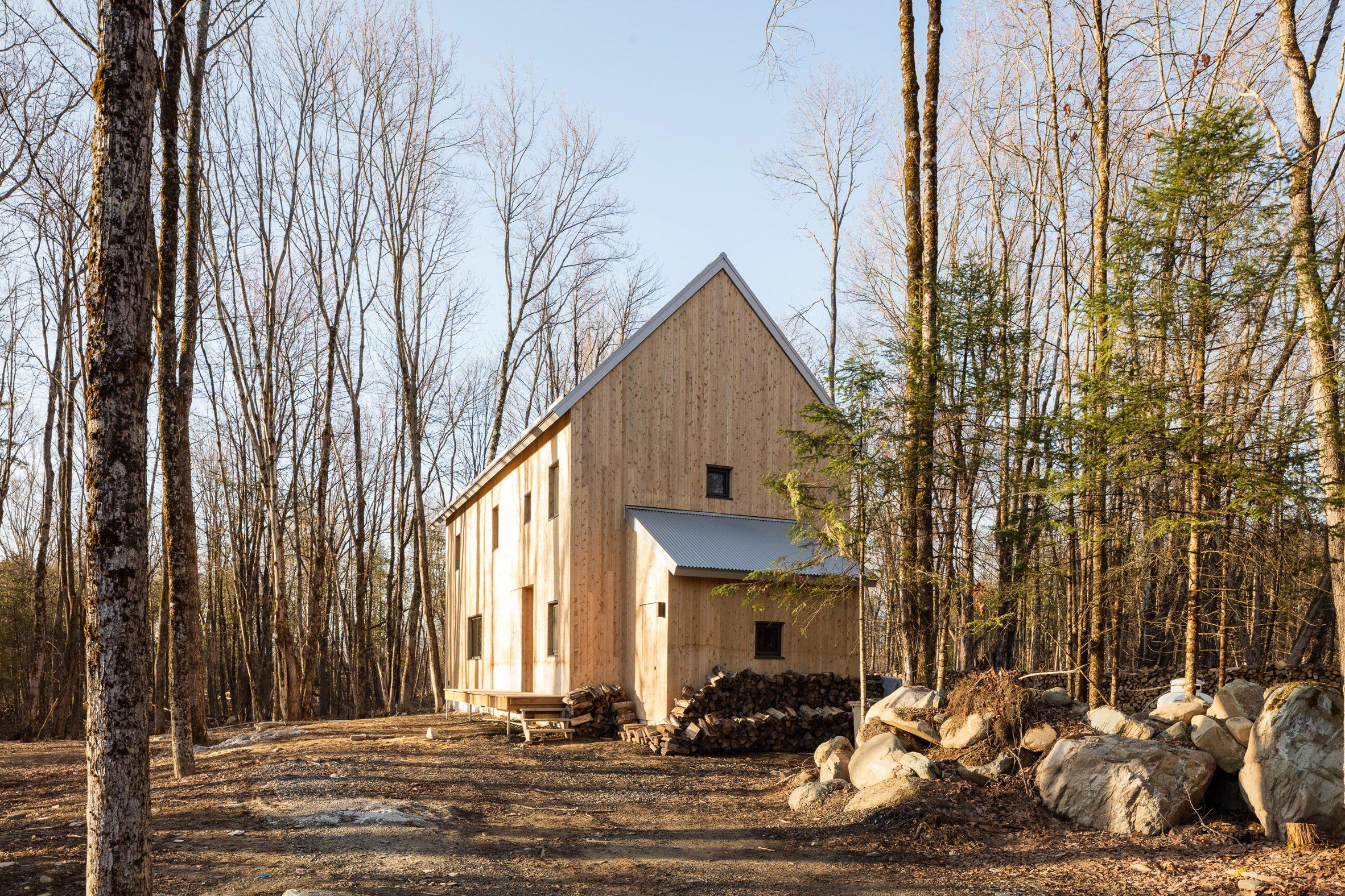 Ngôi nhà bằng gỗ tuyết tùng tuyệt đẹp lại tiện nghi khiến nhiều người muốn "bỏ phố lên rừng"