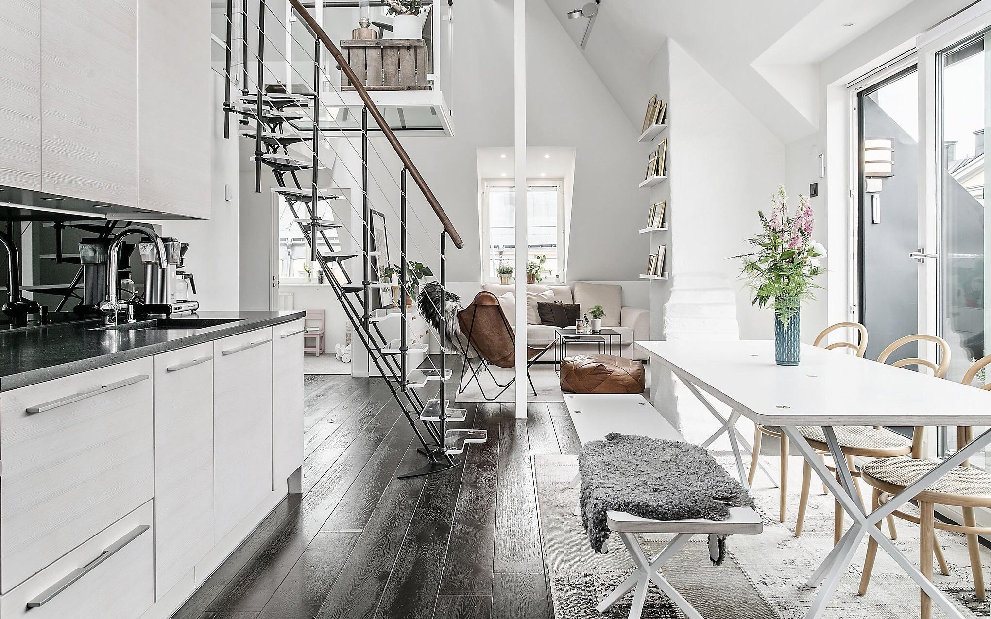 Ngắm căn hộ với gác lửng trên tầng áp mái chỉ đen và trắng mà vẫn thu hút ánh nhìn