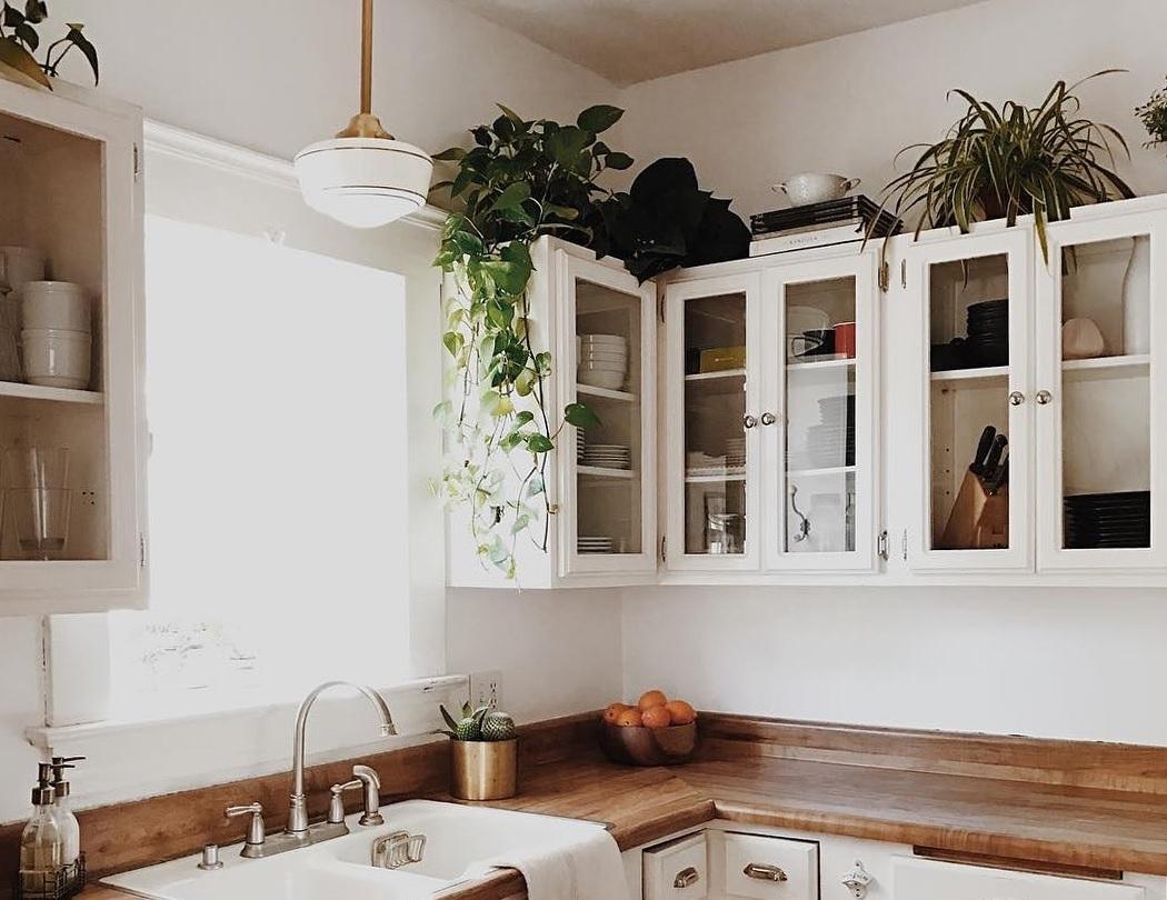 10 ý tưởng trang trí và tận dụng khoảng trống giữa tủ bếp và trần nhà hiệu quả