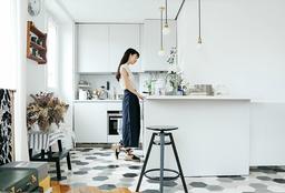 Căn hộ phủ đầy sắc trắng cùng những ô cửa thoáng sáng của cô nàng người Nhật tại Paris