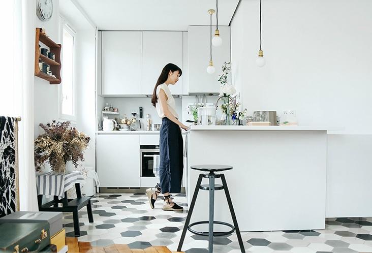 Căn hộ phủ đầy sắc trắng cùng những ô cửa thoáng sáng của cô nàng người Nhật tại Paris