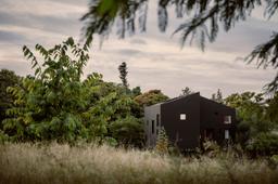 Xây nhà giữa rừng, nhà vẫn chất lừ, tiện nghi gì cũng có đủ