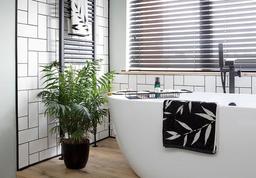 Màn cải tạo căn phòng xập xệ "trống trơn" thành phòng tắm kiểu Nhật tiện nghi, chất lừ