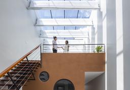 Ngôi nhà trên cao nguyên Bảo Lộc với hệ lam thép ấn tượng, tạo "nhịp điệu ánh sáng" cho không gian