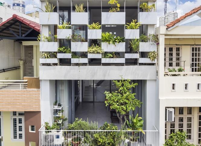 SR-1 House, nhà ống 37m² nổi bần bật với hàng chục châu cây cảnh phủ xanh mặt tiền ở Sài Gòn