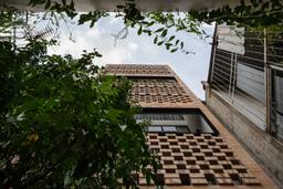 P House, nhà trong hẻm Sài Gòn nổi bần bật với vật liệu gạch đất nung mà vẫn mềm mại nhờ cây leo