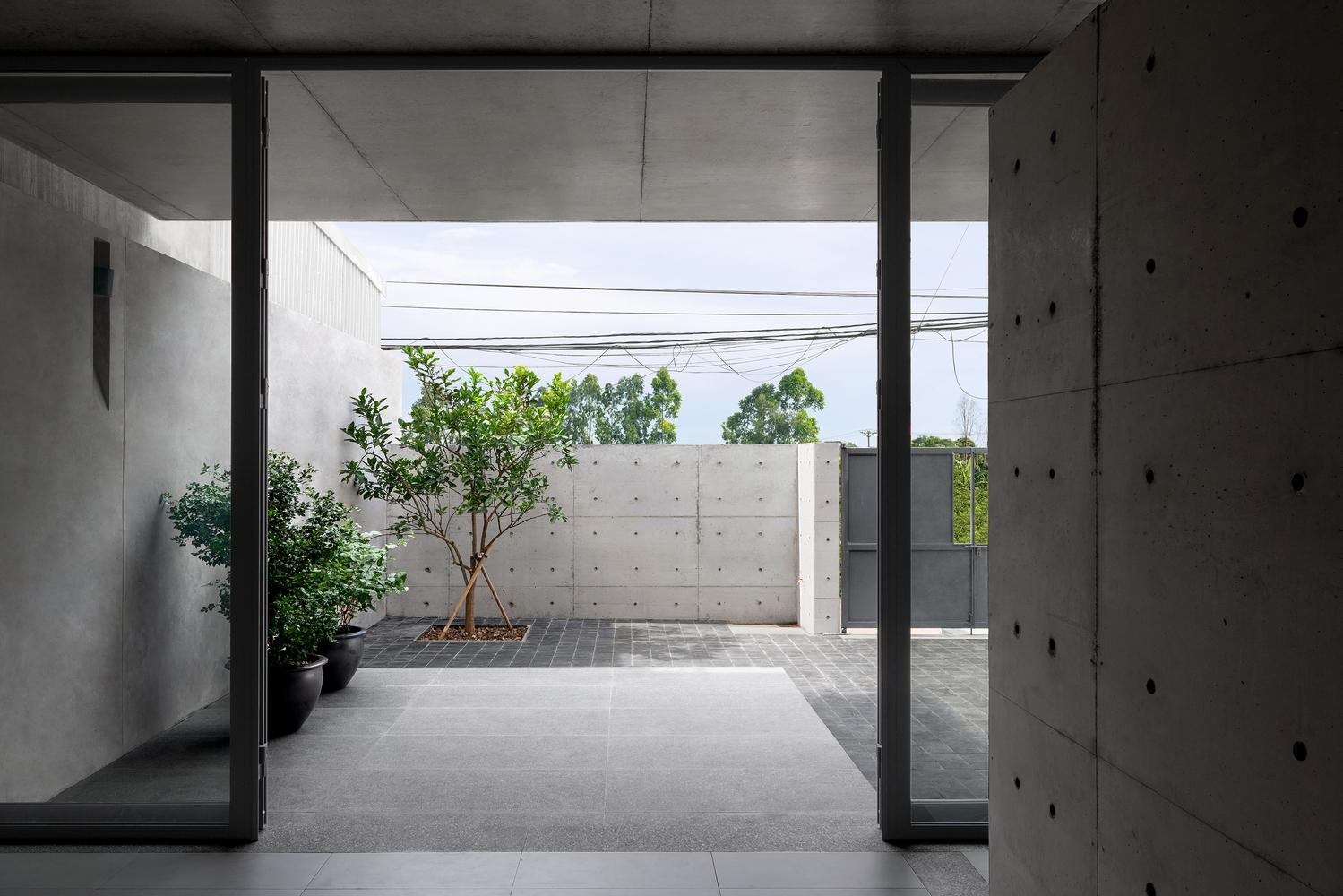 Ngôi nhà nổi nhất khu dù chỉ dùng duy nhất tone màu xám và chất liệu bê tông ở Hà Nội