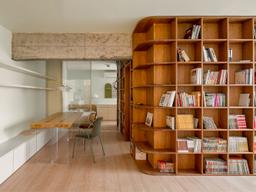 Căn hộ có tủ sách như "thư viện tại gia" bố mẹ kỳ công làm để giúp con ham đọc sách