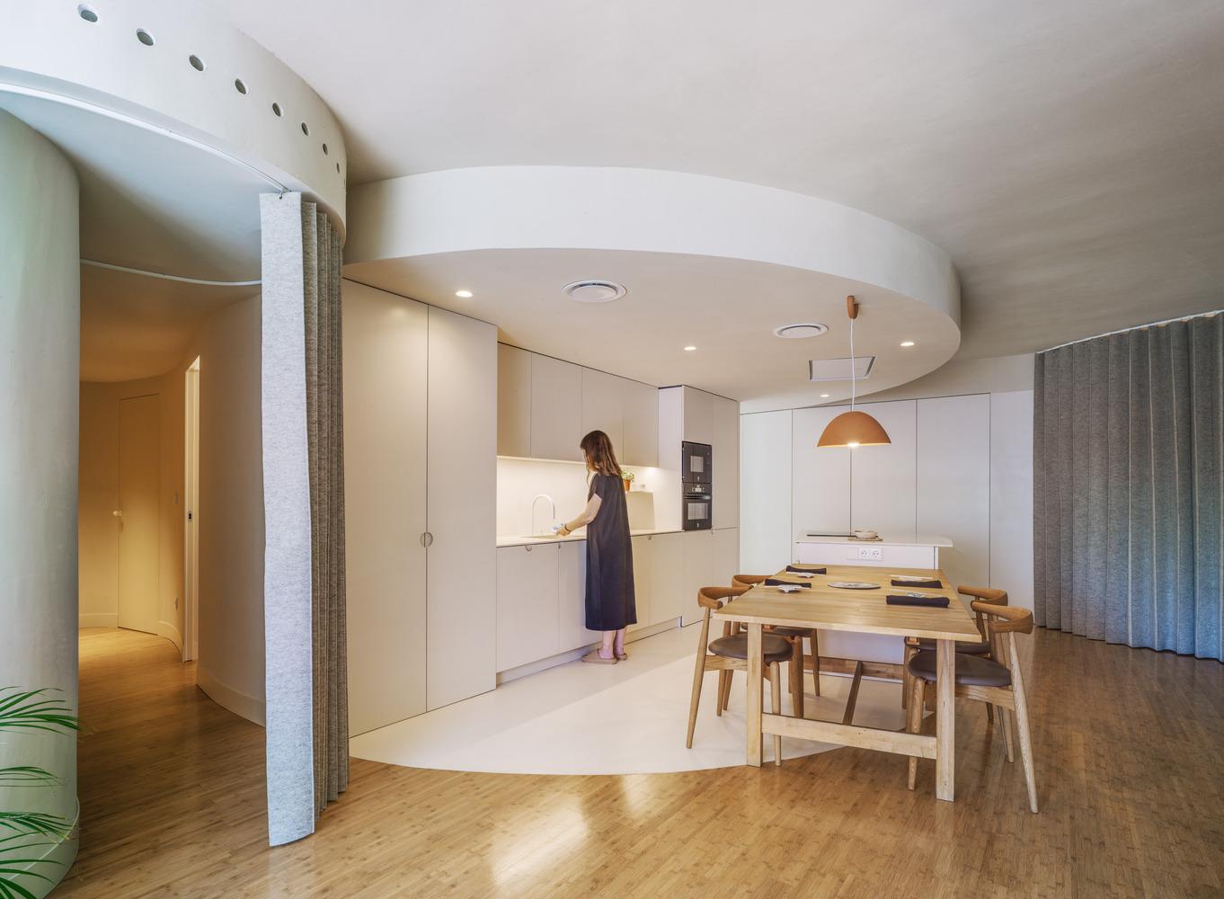 Căn hộ 130m² mềm như lụa nhờ dùng "đường cong" để phân chia không gian
