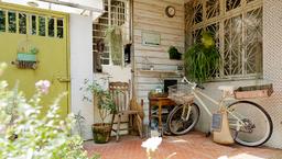 Cô nàng yêu cây cảnh mua nhà 42 tuổi để cải tạo thành ngôi nhà với khu vườn cực chill