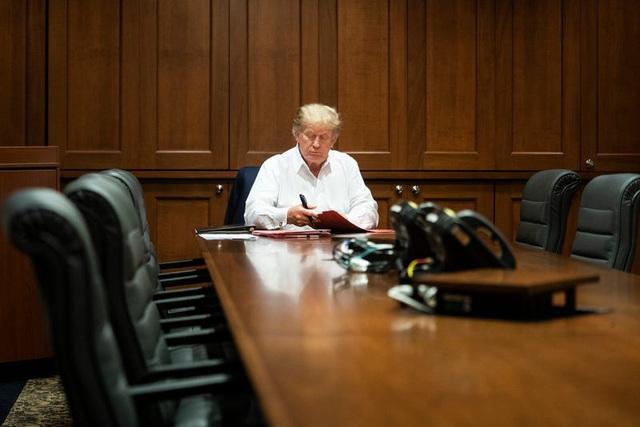 Đến phút chót, Tổng thống Mỹ Donald Trump mới miễn cưỡng nhập viện chữa Covid-19