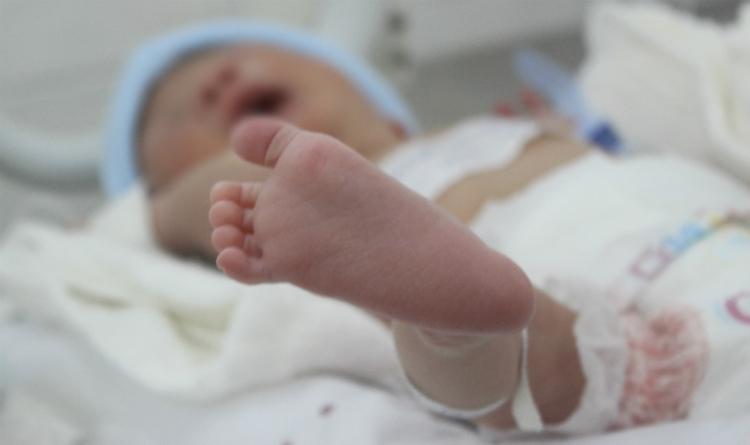 TP.HCM: Trẻ 6 tháng tử vong do lăn vào khe giường, bố nằm kề không hay biết