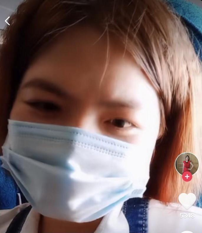 Bị bà cụ mắng té tát trên máy bay, cô gái im lặng quay clip và cái kết