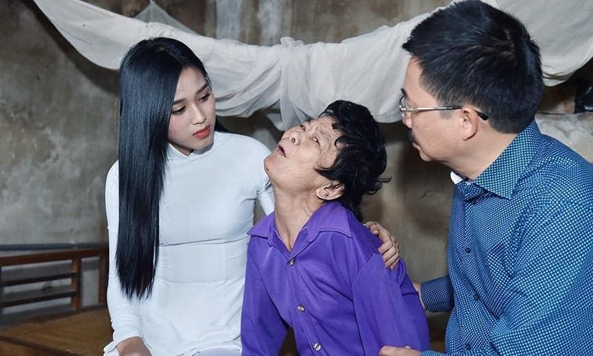 Đỗ Thị Hà lên tiếng khi bị chê "làm màu" do mặc áo dài đi từ thiện