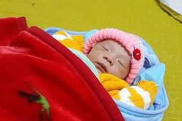 Bé trai 2 ngày tuổi được phát hiện bỏ rơi trong bao ni lông