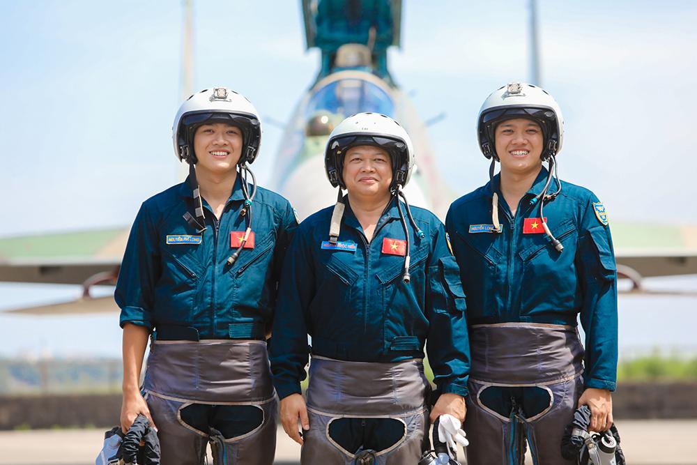 Ngoại hình "nam thần" của cặp anh em song sinh là phi công quân sự Việt Nam