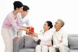 Chồng có thể bị ngồi tù từ 6 tháng tới 3 năm nếu cấm vợ về nhà đẻ ăn Tết