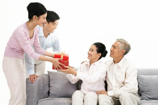 Chồng có thể bị ngồi tù từ 6 tháng tới 3 năm nếu cấm vợ về nhà đẻ ăn Tết