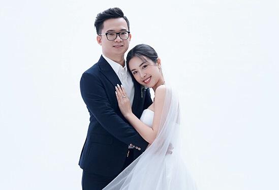 Hé lộ loạt ảnh cưới Á hậu Thúy An và chồng tiến sĩ