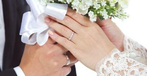 Cô dâu đeo nhẫn cưới tay trái hay tay phải?