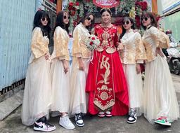 Ấn tượng với độ chịu chơi của hội nhà gái theo "hệ sneaker" trong đám cưới cô dâu gốc Hoa