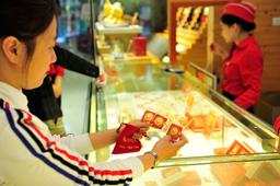 Người trẻ chưa có gia đình nên mua vàng ngày vía Thần Tài không?