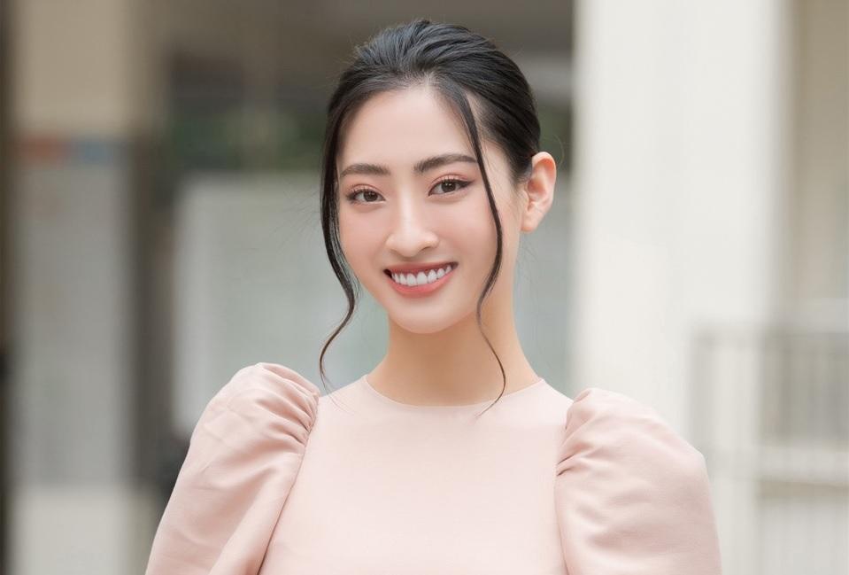 Hoa hậu Lương Thùy Linh mừng tuổi bố mẹ tới 100 triệu đồng