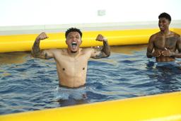 ĐT Anh thư giãn ở bể bơi và tập bóng rổ trước trận chung kết