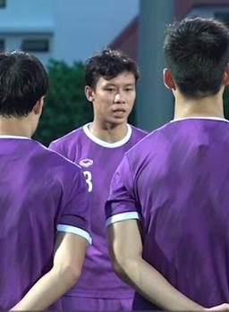 Đội trưởng Quế Ngọc Hải tổ chức họp đội, khẳng định "vào đây mình không ngại ai hết"