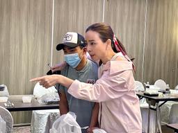 Nữ trưởng đoàn tặng đồng hồ, túi xách đắt tiền cho cầu thủ Thái Lan trước trận quyết đấu ĐT Việt Nam